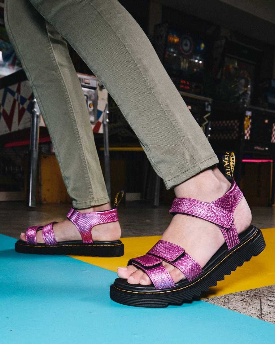 dr. martens klaire reptile emboss strap børnesandaler i lyserød