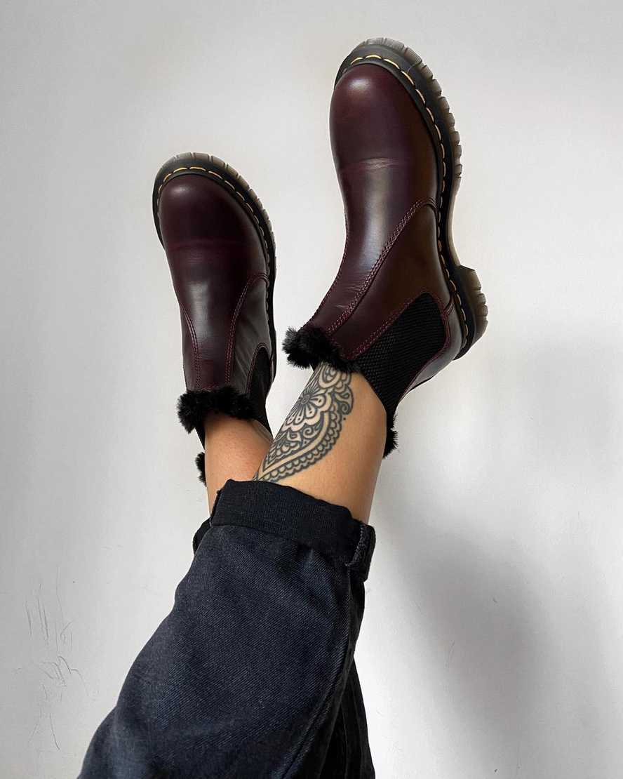 dr. martens 2976 leonore faux fur lined chelsea støvler til dame i bordeauxrød