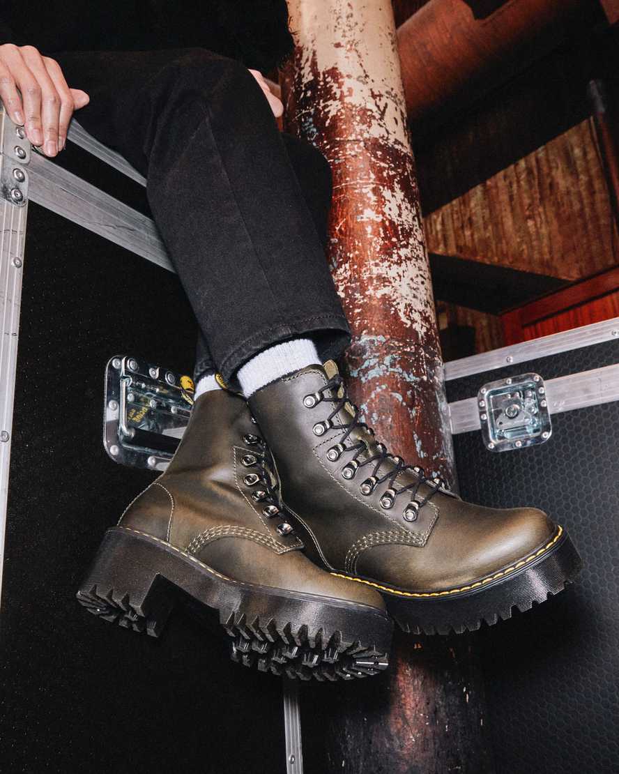 brune dr martens leona damestøvler med hæl