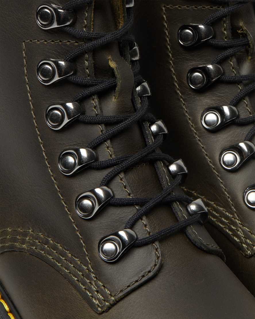 brune dr martens leona damestøvler med hæl