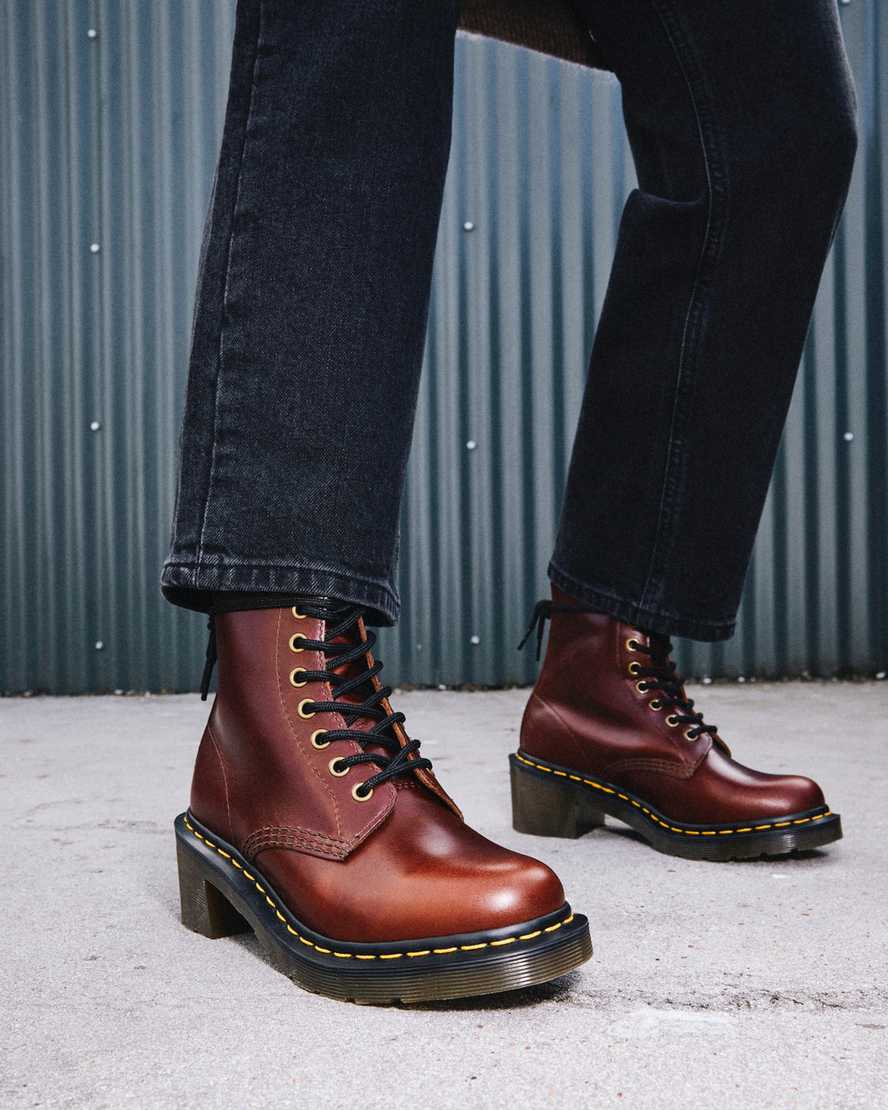 brune dr martens clemency heeled damestøvler med snørebånd