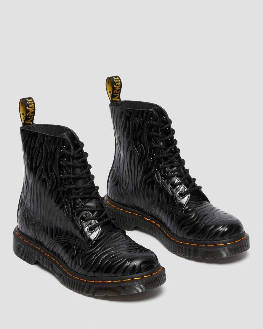 sorte dr martens 1460 pascal zebra emboss damestøvler med snørebånd