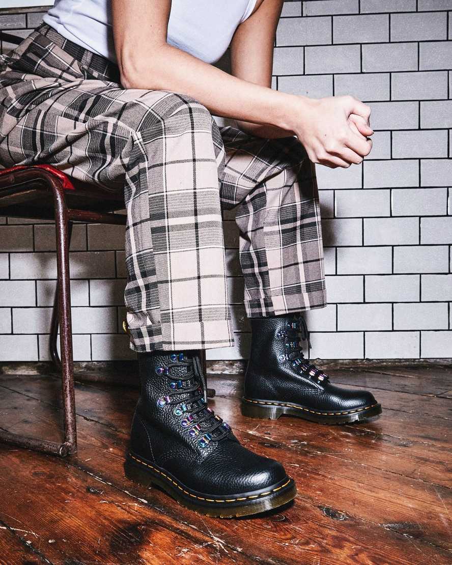 sorte dr martens 1460 pascal iridescent hardware damestøvler med snørebånd