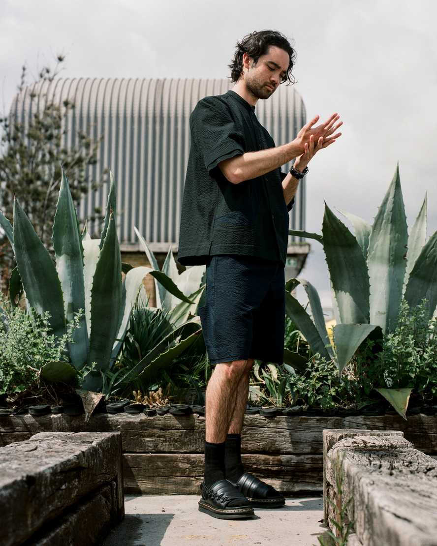 sorte dr martens mura suicoke damesandaler