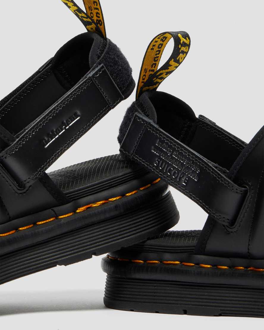 sorte dr martens mura suicoke damesandaler