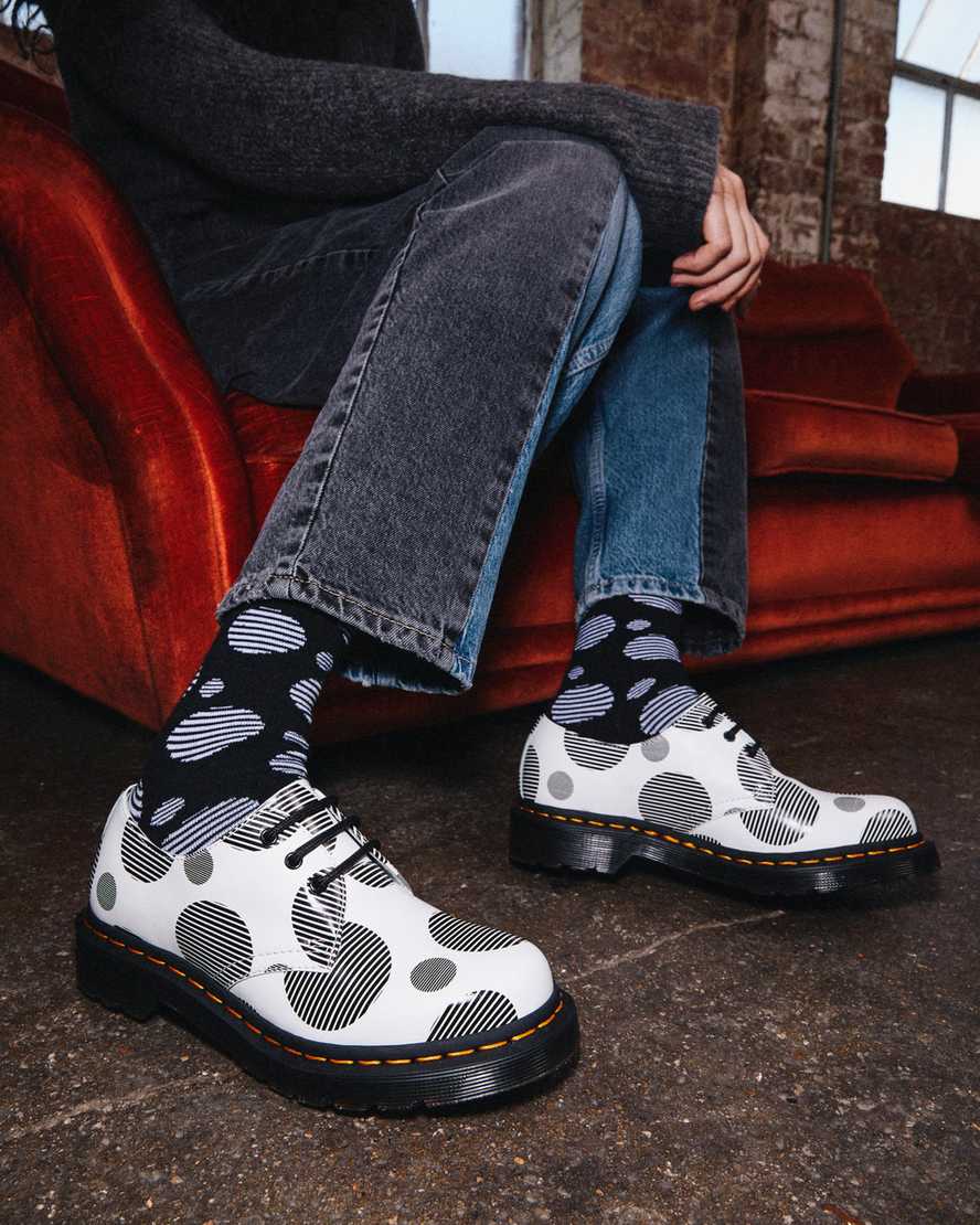 dr martens 1461 polka dot smooth oxford sko til kvinder i hvid og sort